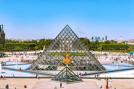 法国巴黎卢浮宫外景全景金字塔入口图片