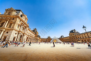 法国巴黎卢浮宫外景全景金字塔入口图片