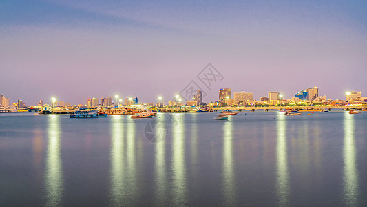 泰国芭堤雅海滨城市夜景风光图片