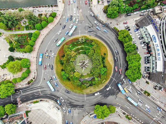 俯拍公路转盘图片