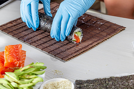 手卷寿司制作过程图片