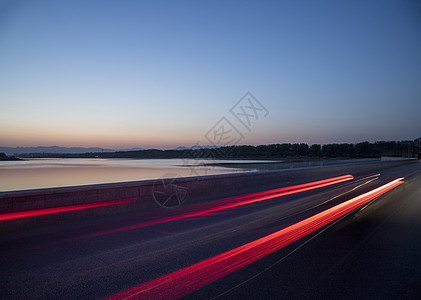 车线条黄昏湖边的汽车光影背景