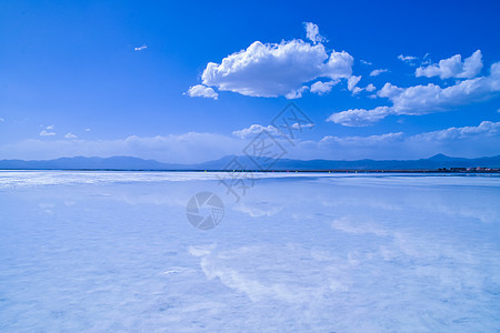 青海地图天空之境茶卡盐湖蓝天白云倒影背景