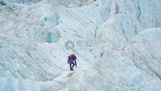 新西兰福克斯冰川登冰山的人图片