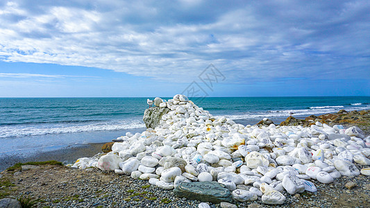 新西兰布鲁斯贝海滩写满祝福的白色石头图片