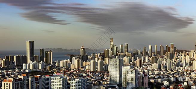 清晨的城市高楼与天空淡云图片