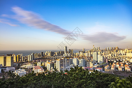 云淡风轻清晨的城市高楼与天空淡云背景