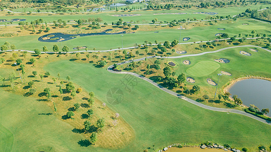 航拍高尔夫球场风景球场草地绿地春天图片