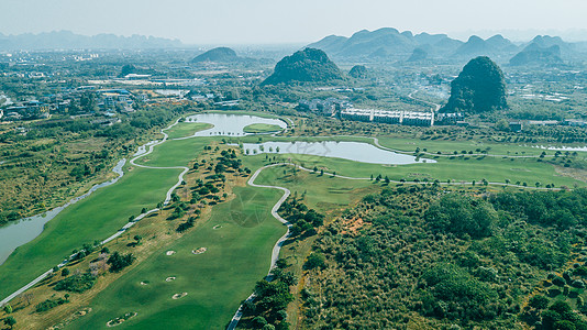 迷你高尔夫航拍高尔夫球场风景球场草地绿地春天背景