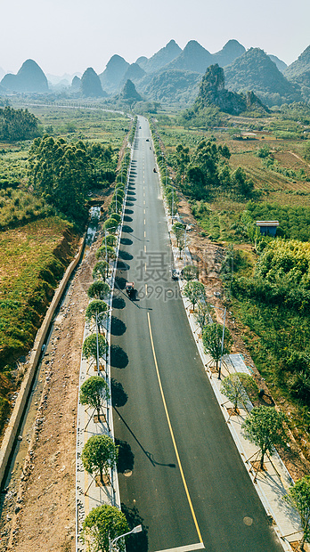 航拍风光公路美丽风景笔直蜿蜒的山景公路图片