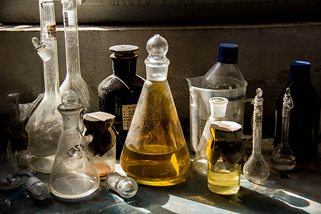 实验室案发现场机油瓶高清图片