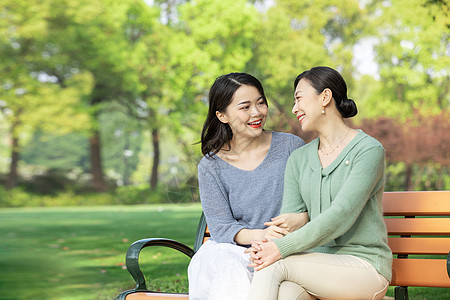 母女公园长椅休息聊天高清图片