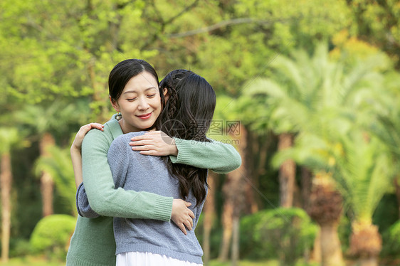 母女郊游公园拥抱图片