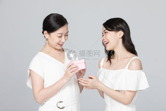 母亲节女儿送妈妈礼物图片