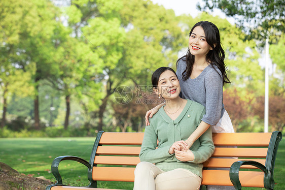 母女郊游公园长椅休息图片