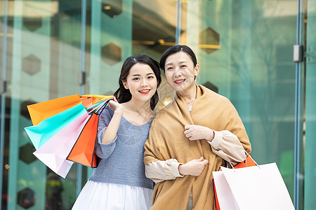 母女拎购物袋逛街购物图片