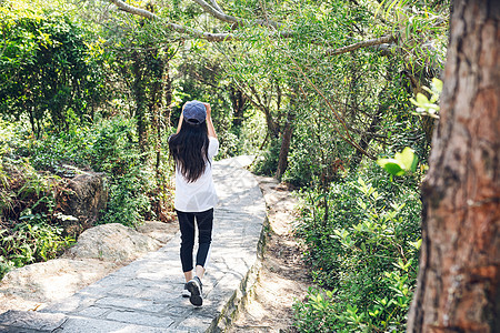 休闲踏青的女性图片