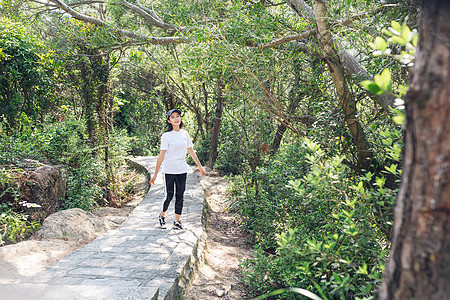 休闲踏青的女性图片