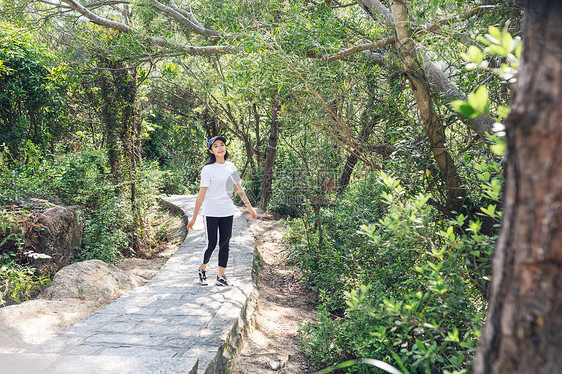 休闲踏青的女性图片