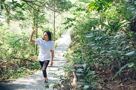 登山美女人像图片