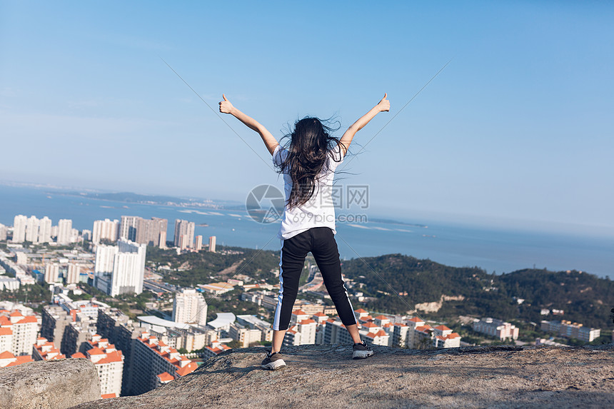 城市登山美女人像图片