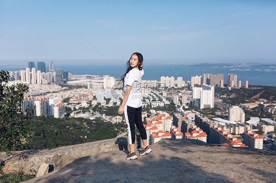 站山顶上的美女图片