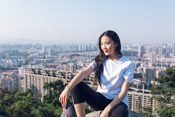 户外登山休息美女人像图片