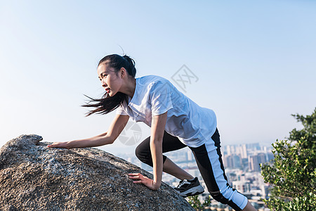 郊外攀岩美女人像图片