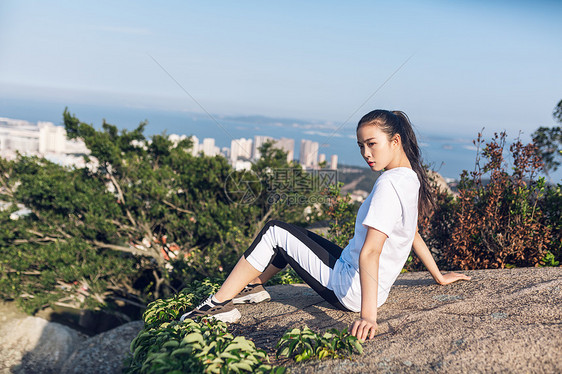 厦门城市公园山顶坐石头边的女性图片