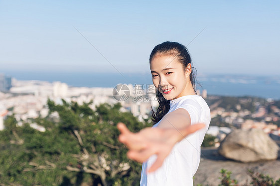 城市公园山顶伸手美女图片