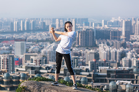 户外山顶热身美女背景图片