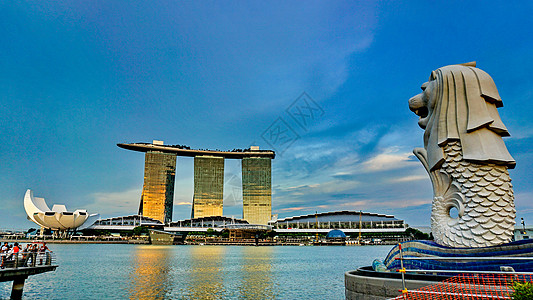 地雕像新加坡的标志性建筑鱼尾狮背景