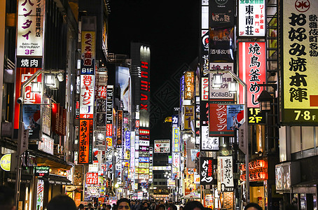 繁华的东京新宿街道夜景背景