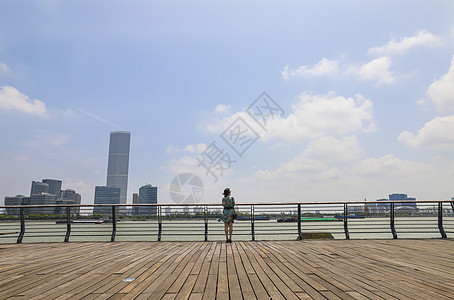 站在上海城市滨江平台欣赏风景的美女背影图片