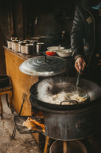 街边传统小吃柴火馄饨图片