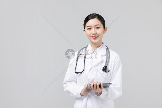 女性医生拿着平板电脑 图片