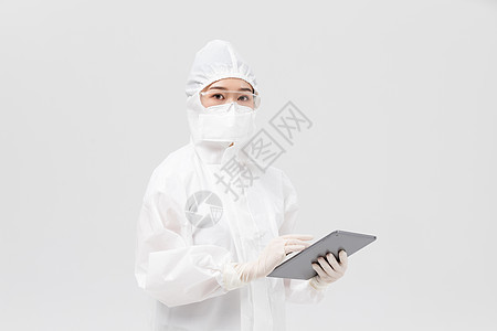 穿防护服的医护人员使用平板电脑图片