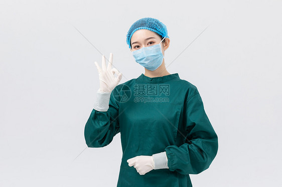 穿手术服OK手势的外科医生形象图片