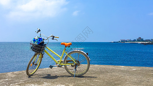 海边自行车骑行在路上背景