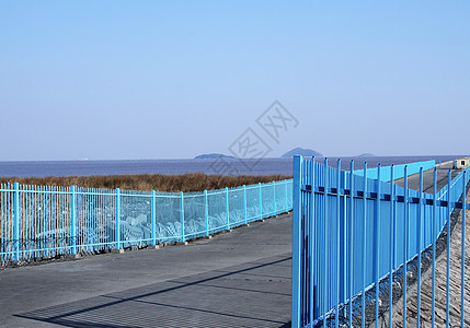 海边防波堤上的安全护栏背景