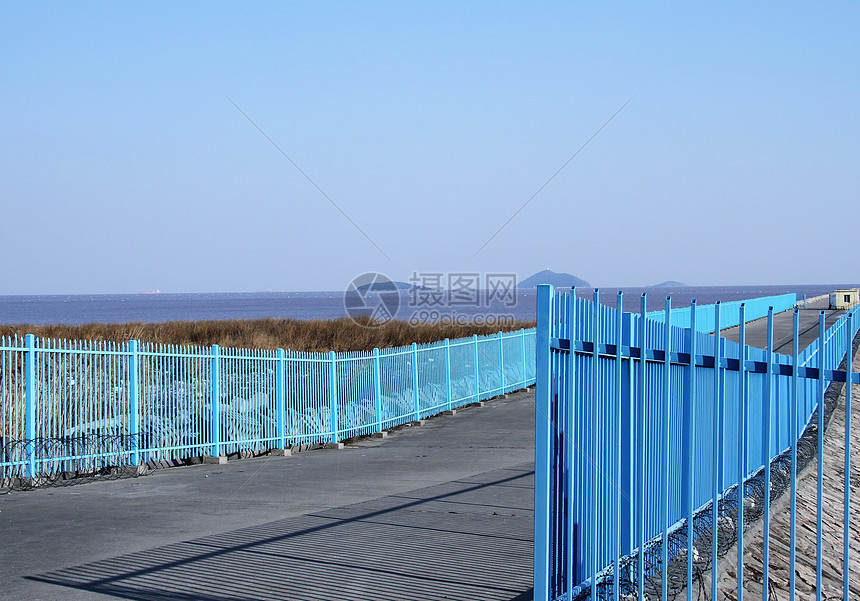 海边防波堤上的安全护栏图片