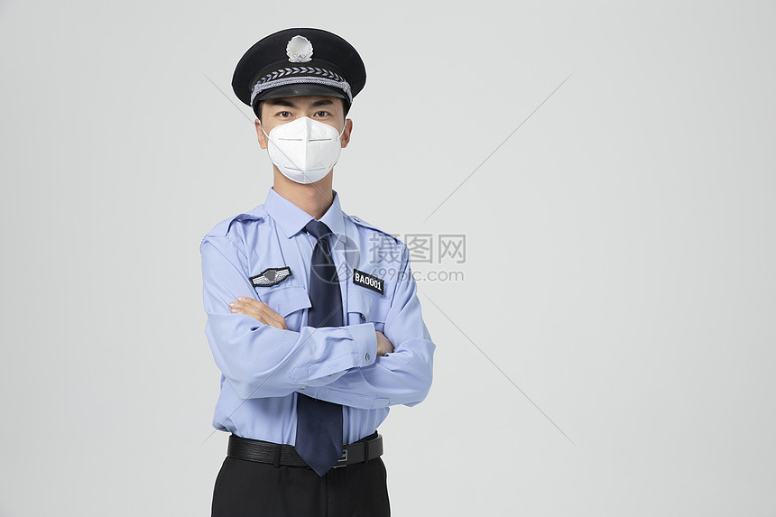 青年男性保安戴口罩抗疫