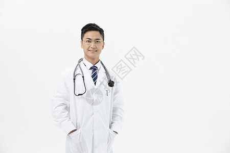 男性医生戴着听诊器图片