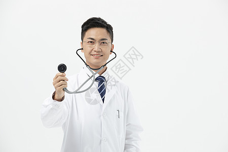 男性医生拿听诊器图片