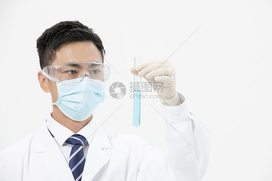 男性医生研发化学药剂图片