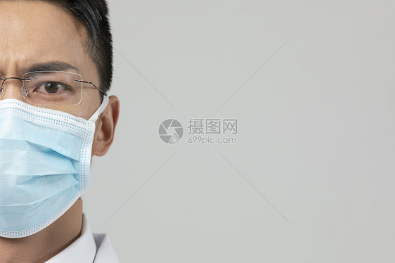 男性医生戴口罩防疫特写图片