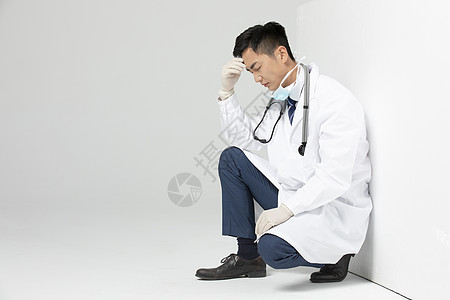 抗疫医生痛苦蹲在墙角图片