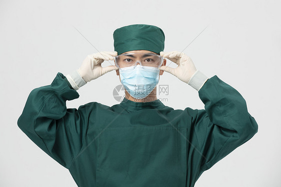 抗疫手术服男性医生戴护目镜图片