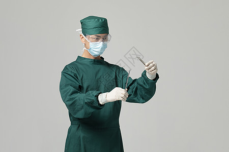 手术医生男性手术服医生拿着手术剪刀背景