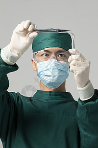 男性手术服医生拿着手术剪刀图片